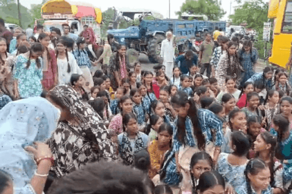 Transfer: प्राचार्य तबादले पर छात्रों का हंगामा, प्रशासन ने मानी मांग