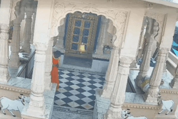 Viral: मंदिर में साधु बनकर आया चोर, घंटियां चुराकर हुआ फरार