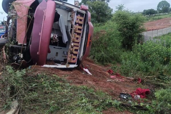 Bus हादसा: कटनी में गहरी खाई में गिरी इंदौर जा रही बस, कई घायल
