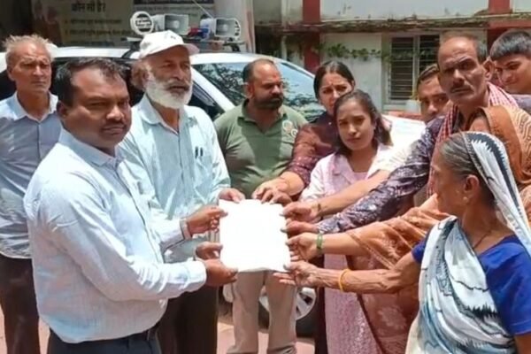 Dhar: शिव मंदिर की जमीन पर अवैध कब्जे के खिलाफ ग्रामीणों का प्रदर्शन