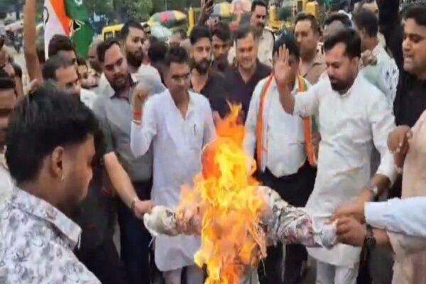 Janjgir: यूथ कांग्रेस का जोरदार प्रदर्शन, शिक्षा मंत्री और PM का फूंका पुतला