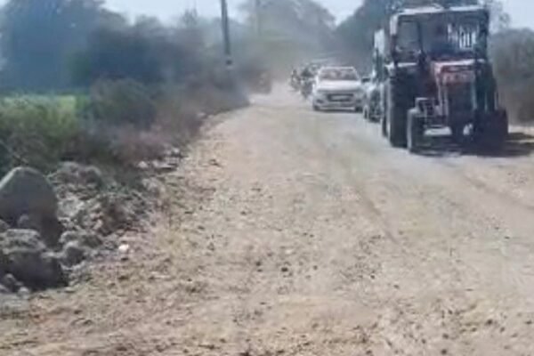 Overbridge का अधूरा काम: धार में कीचड़ और गड्ढों से होकर गुजरने को मजबूर लोग
