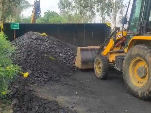 Accident: गाय को बचाने के चक्कर में पलटा कोयले से भरा ट्राला, लगा लंबा जाम