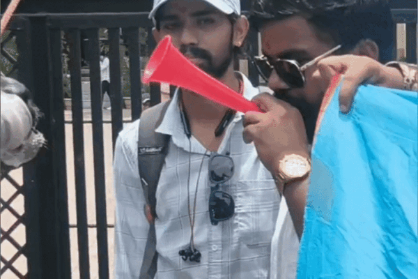 Protest: परीक्षा नहीं होने पर देवास में कॉलेज गेट पर बांधा भैंसा