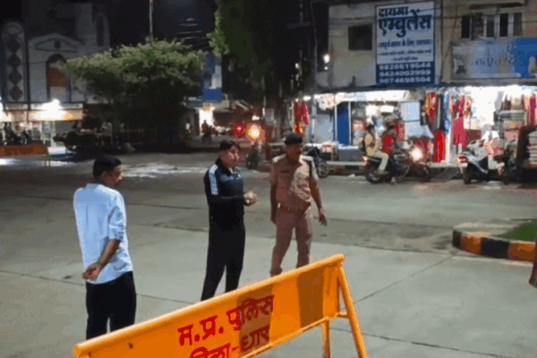 Traffic Update: धार अस्पताल चौराहे पर बिना नंबर के वाहनों पर कार्रवाई