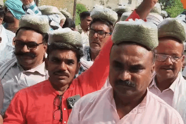 Farmers: सिर पर मूंग की बोरी रखकर कलेक्ट्रेट पहुंचे किसान, कल करेंगे जल सत्याग्रह