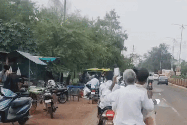 Viral Video: ड्रिप लगी हालत में बाइक पर मरीज, अस्पताल ले जाने का वीडियो वायरल