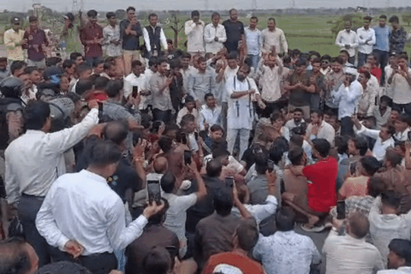 Dewas: भोपाल कूच कर रहे किसानों पर वाटर कैनन का इस्तेमाल