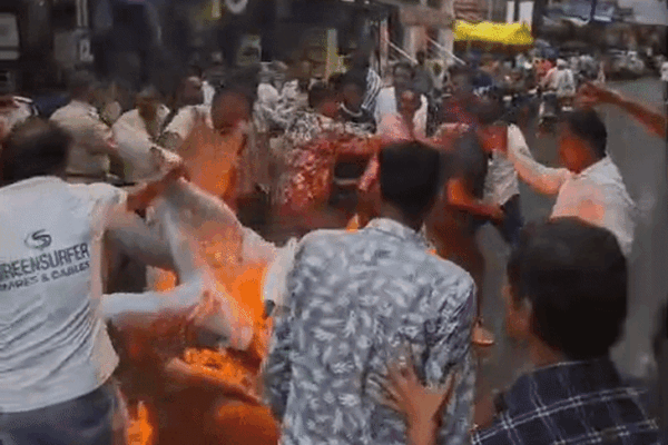 Protest: सैलाना में शिवराज-धर्मेंद्र प्रधान का पुतला फूंका, पुलिस से झड़प