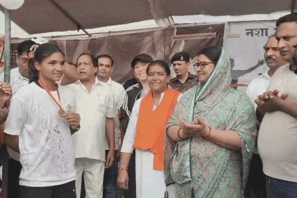 Fitness Alert: ‘नशे से दूरी’ दौड़ में एसपी यांगचेन का जलवा, विजेताओं को इनाम