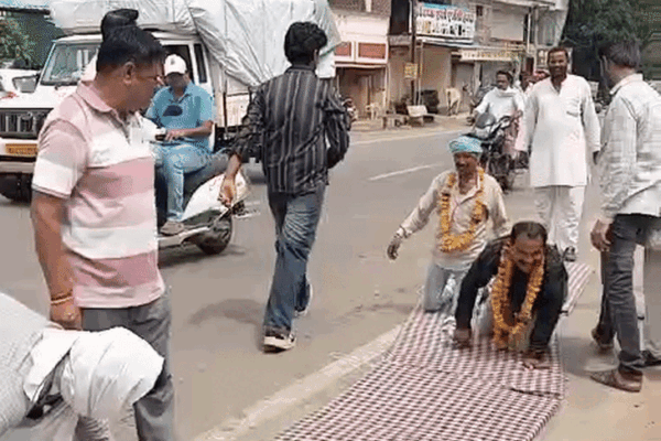 Harda: मूंग खरीदी के लिए किसान की दंडवत यात्रा, बिगड़ी तबीयत