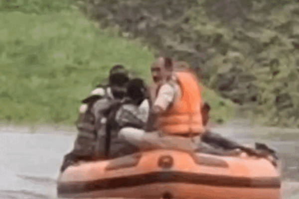 Rescue: रायसेन में उफनती घोघरा नदी में फंसे 9 मजदूर, होमगार्ड ने बचाई जान