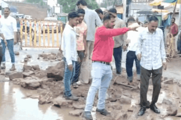 Highway: इंदौर-इच्छापुर रोड के गड्ढे भरने के लिए सड़कों पर उतरे कांग्रेसी कार्यकर्ता