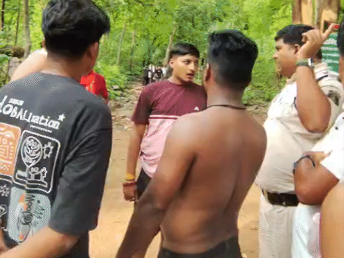 Waterfall विवाद: चिंगरापगार में पर्यटकों से मारपीट, भाजपा कार्यकर्ता बताकर मचाया बवाल