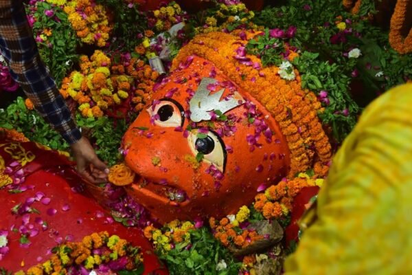 Tuesday: मंगलवार को हनुमान जी के इन चमत्कारी मंत्रों से दूर होंगी सारी मुश्किलें