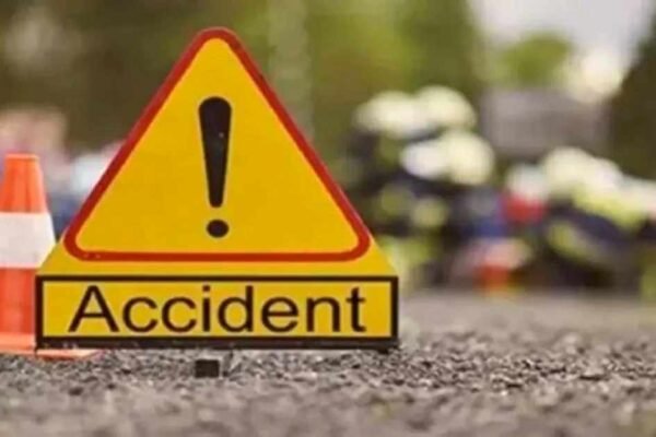 UP News: खड़े डंपर से टकराया ट्रक, भीषण सड़क हादसे में मचा कोहराम
