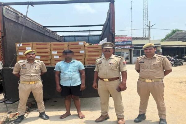 UP News: ट्रक में छिपाकर बिहार ले जाई जा रही 1035 लीटर शराब जब्त, तस्कर गिरफ्तार