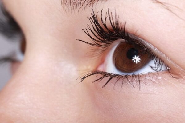 Eye twitching: क्या आँख फड़कना शुभ है या अशुभ संकेत?