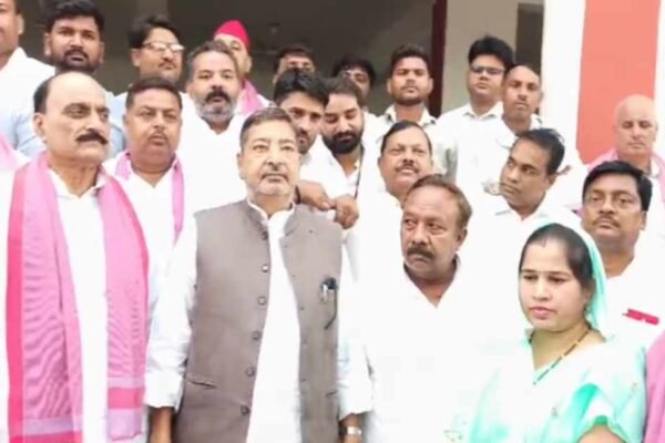 UP News: किसानों की समस्याओं पर सड़क पर उतरे सपा सांसद, सरकार को घेरा