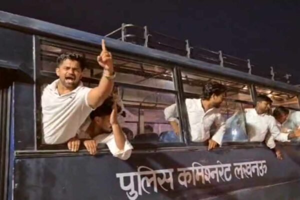 UP News: राहुल-प्रियंका की गिरफ्तारी पर भड़के कांग्रेसी, सड़कों पर जोरदार प्रदर्शन