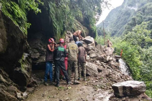 Uttarakhand: केदारनाथ यात्रा पर कुदरत की मार, भारी भूस्खलन के बाद रूट बंद