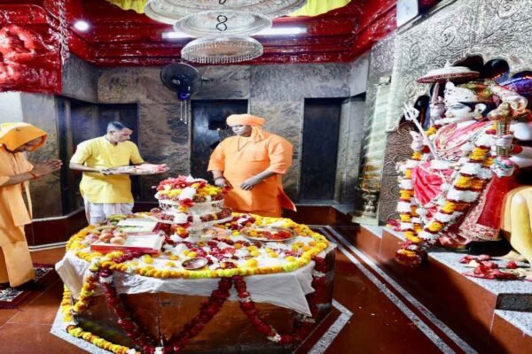 UP News: सीएम योगी ने मां पाटेश्वरी के दरबार में लगाई हाजिरी, प्रदेश की खुशहाली की मांगी दुआ
