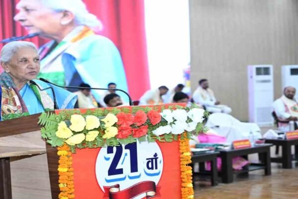 UP News: बेटियों को समान अवसर और बेहतर शिक्षा देना जरूरी: आनंदीबेन पटेल