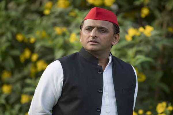 UP News: हनुमानगढ़ी पर गरमाई सियासत, अखिलेश बोले- महापाप के लिए मांगें माफी
