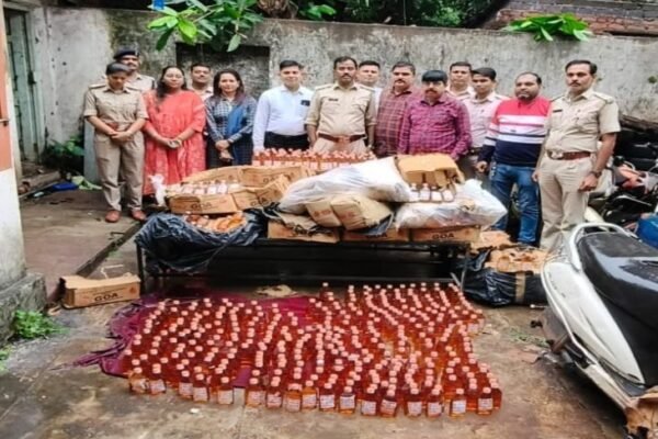 Liquor तस्करी का भंडाफोड़: तालाब किनारे मिली 1440 बोतलें, तस्कर फरार