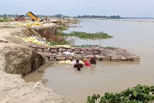 UP News: पहली ही बाढ़ में बह गए 8.73 करोड़ के सुरक्षा इंतजाम