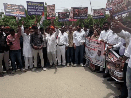 Goshala के नाम पर चारागाह जमीन कब्जाने पर कांग्रेस का जोरदार प्रदर्शन