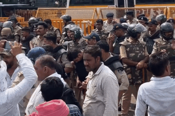 Protest Update: धरने पर डटे प्रदर्शनकारियों ने पुलिस को खिलाए केले