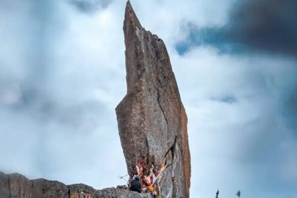Kinnaur Kailash: रंग बदलने वाले 45 फीट ऊंचे शिवलिंग का रहस्य