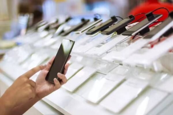 Smartphone मार्केट में चीनी कंपनियों की पकड़ कमजोर, बिक्री में बड़ी गिरावट