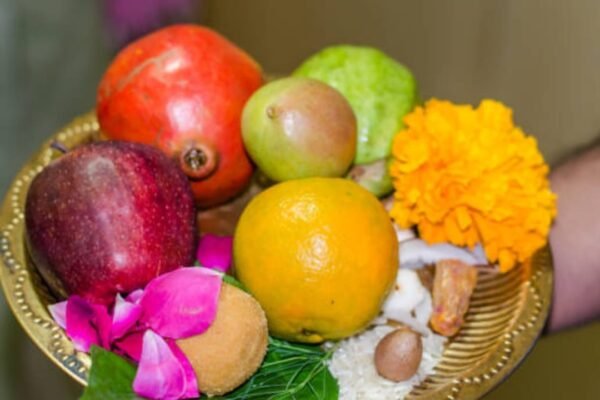 Puja Bhog Rules: क्या भगवान को बीज वाले फलों का भोग लगाना सही है?