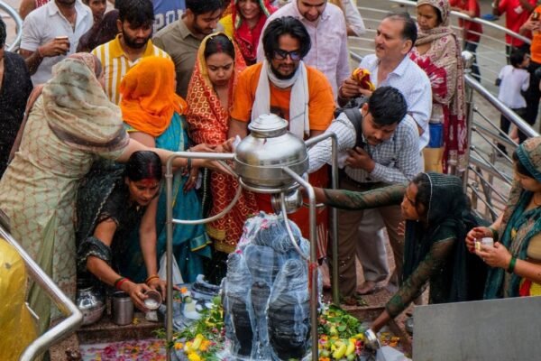 Sawan 2026: भोलेनाथ को खुश करने के लिए चढ़ाएं ये खास चीज