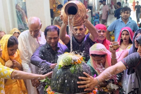 Sawan 2024: शिवलिंग पर जल चढ़ाते समय न करें ये बड़ी गलती