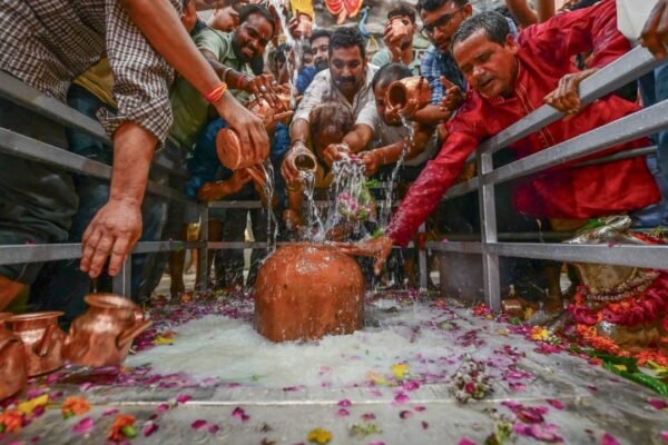 Sawan Special: सोमवार को शिवलिंग पर जलाभिषेक की सही विधि और नियम