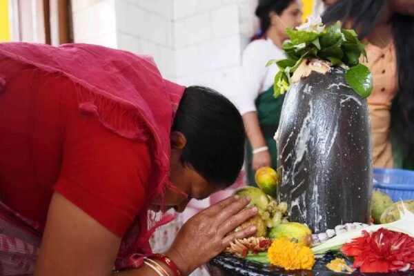Shivling: शिवलिंग के सामने ताली क्यों बजाई जाती है, जानें इसका रहस्य