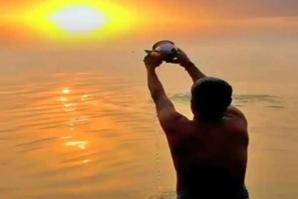 Surya Dev: रविवार को सूर्य देव को जल चढ़ाने का सही तरीका और नियम