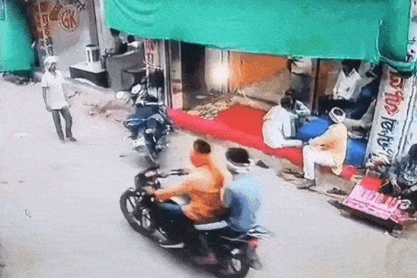 Video: महिला का मंगलसूत्र लूटने वाले बदमाशों की तलाश जारी, पुलिस जल्द करेगी गिरफ्तार