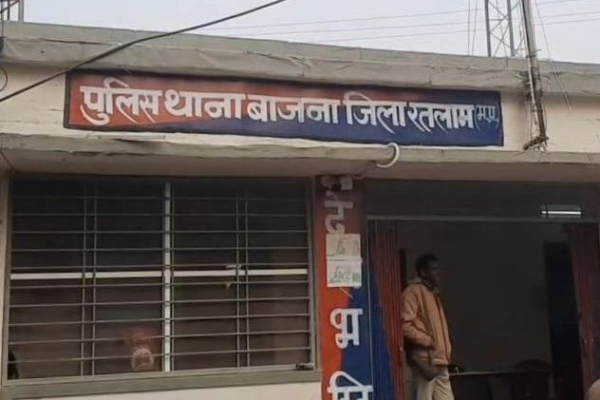स्कूल से आते समय छात्राओं के साथ छेड़खानी:नकली पिस्तौल दिखाकर अश्लील इशारे किए; दो मनचलों को ग्रामीणों ने पकड़ा, एक नाबालिग शामिल