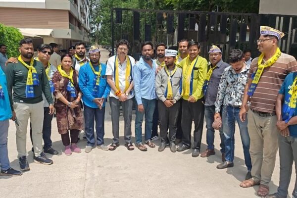 Protest: नकटी मुद्दे पर AAP का प्रदर्शन, विधायक अनुज शर्मा के घर घेराव