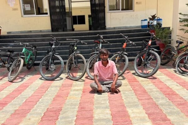 Jaipur: पार्क और घरों के बाहर चोरी करने वाला गिरफ्तार, 8 साइकिल बरामद