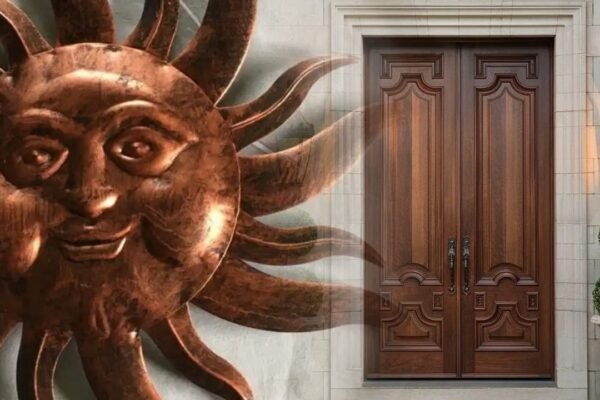 Vastu: घर के मुख्य द्वार पर तांबे का सूर्य लगाने के अद्भुत फायदे