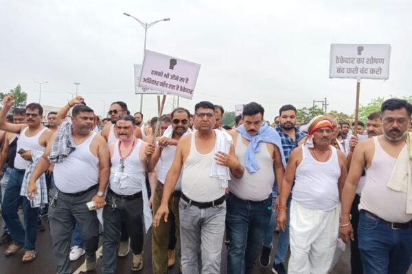 Payment: 2200 करोड़ के बकाया भुगतान के लिए ठेकेदारों का अर्धनग्न प्रदर्शन