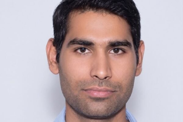 Suicide: मम्मी-पापा मुझे माफ करना लिखकर युवक ने ऑफिस में दी जान