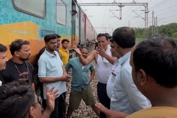 Udhampur-Durg Express: तकनीकी खराबी से एसी-लाइट बंद, यात्रियों ने किया हंगामा