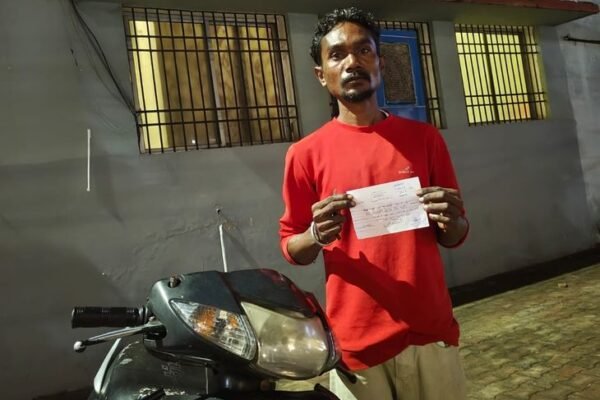 Viral: चलती बाइक पर स्टंट और ट्रिपल राइडिंग पड़ी भारी, कटा 4500 का चालान