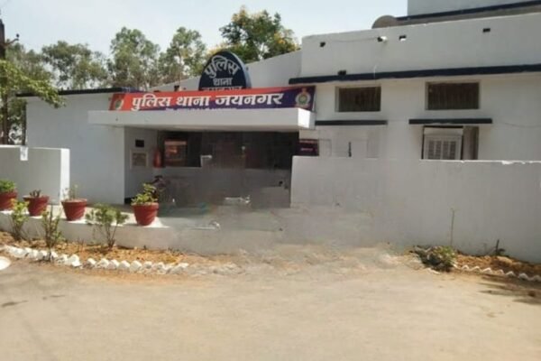 Surajpur: कार में लिफ्ट देकर महिला से गैंगरेप, दो आरोपी फरार